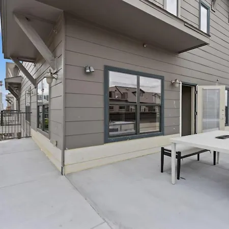 Perfect Location Near Ut And Large Patio With A View Apartment
